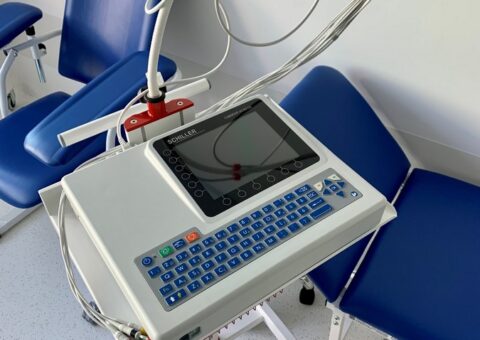 CARDIOVIT AT-102 G2 - elektrokardiograf do rejestrowania, analizy, wyświetlania i drukowania wyników EKG na potrzeby diagnostyki u pacjentów dorosłych i pediatrycznych.