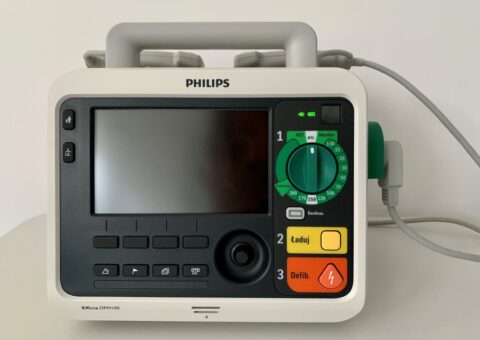 Monitor/defibrylator Efficia DFM100 - wielofunkcyjne urządzenie służące do monitorowania stanu zdrowia pacjenta oraz w nagłych przypadkach - możliwości przewrócenia akcji serca.