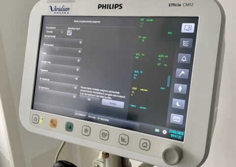 Kardiomonitor Philips Efficia CM12 - przyłóżkowy kardiomonitor, służący do monitorowania i przesyłania kluczowych informacji dotyczących pracy serca pacjenta. Dzięki nim możliwa jest szybka pomoc w nagłych sytuacjach (2 sztuki na oddziale).