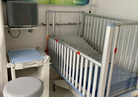 Stanowisko dla pacjentów pediatrycznych na wizyty szpitalne, oddział dysponuje 2 stanowiskami