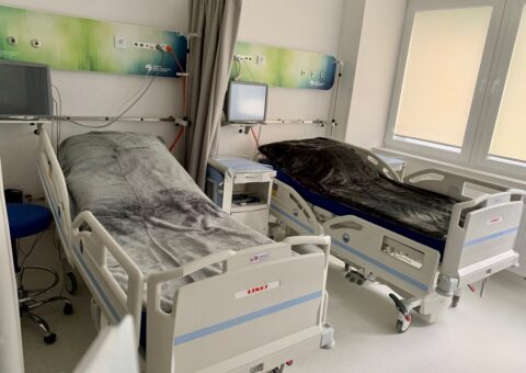 Stanowiska dla pacjentów dorosłych na wizyty szpitalne, oddział dysponuje 2 stanowiskami