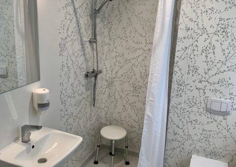 All patients’ rooms are equipped with a separate bathroom for patients.